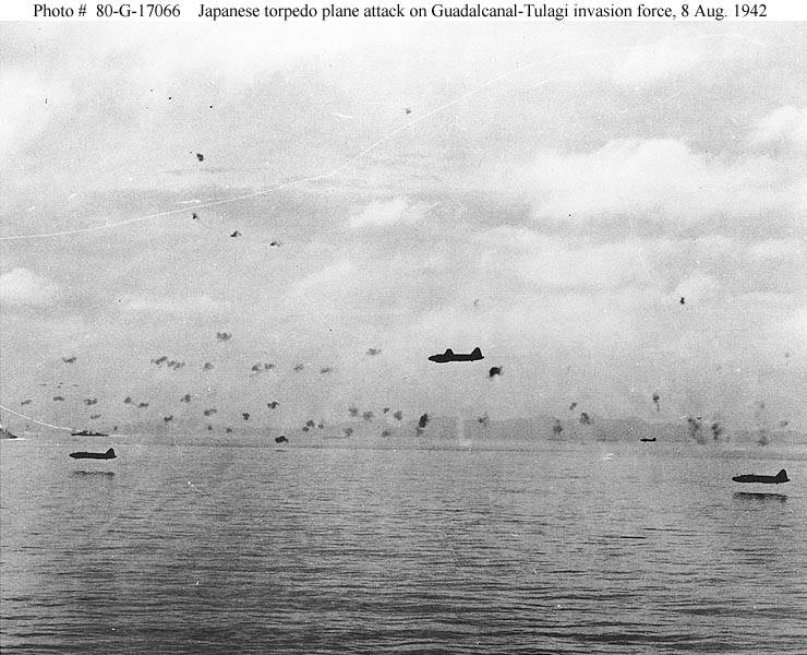 Ataque de un avión torpedero japonés a la fuerza de invasión en Guadalcanal-Tulagi, 8 de agosto de 1942