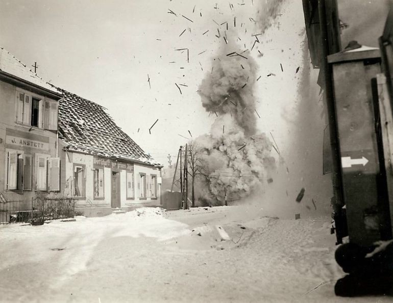 Momento de la explosión de un puente que el Ejército de EE.UU. dinamitó con el fin de impedir el avance de las tropas nazis