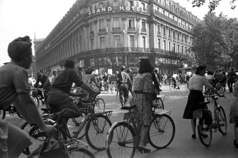 Los parisinos llenan las calles el 25 de agosto de 1944, después de la rendición de las fuerzas alemanas