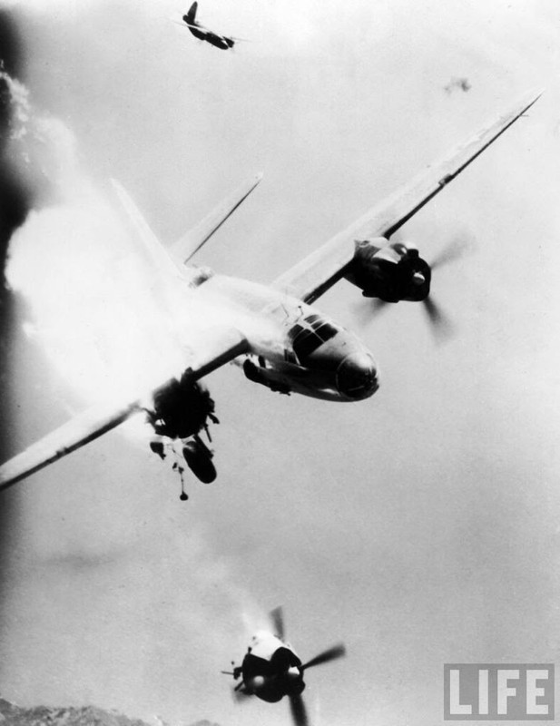 El bombardero estadounidense B-26 Flossies Fury pierde su motor de estribor mientras estaba bajo fuego AA sobre Toulon, Francia. Agosto de 1944. Dos tripulantes sobrevivieron