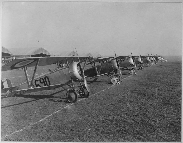 Alineación de Nieuport 17 en el aeródromo de Issoudun, Francia