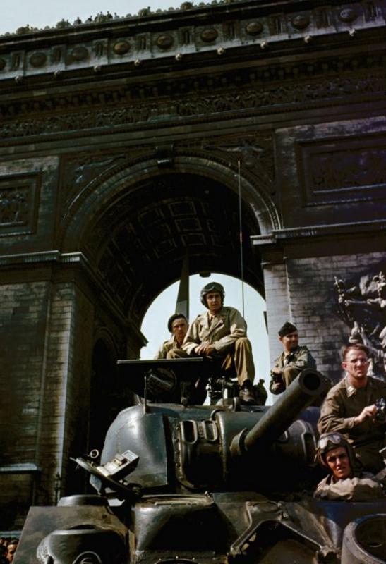 Los blindados bajo el Arco del Triunfo en París durante las celebraciones de la liberación, agosto de 1944