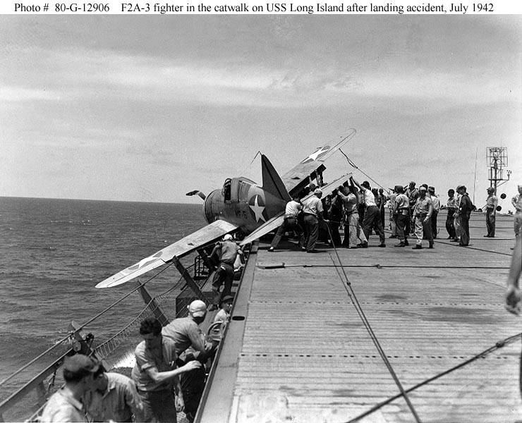 Un F2A-3 en la pista del USS Long Island después de sufrir un accidente al aterrizar, julio de 1942