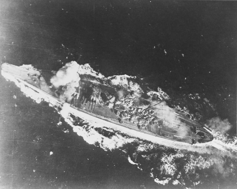 El Yamato durante la batalla del Golfo de Leyte, el 24 de octubre de 1944. En la fotografía se capta el momento en que recibe el impacto de una bomba cerca de su proa