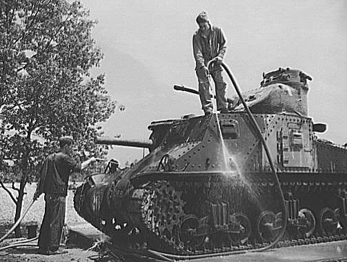 Equipo de mantenimiento del Ejército de EE. UU. Lava un tanque mediano M3 Lee, Fort Knox, Kentucky, Estados Unidos, junio de 1942