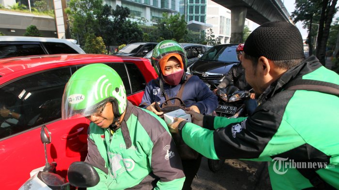 sambut-hari-pelanggan-nasional-gojek-bagikan-5400-snack-pada-pel