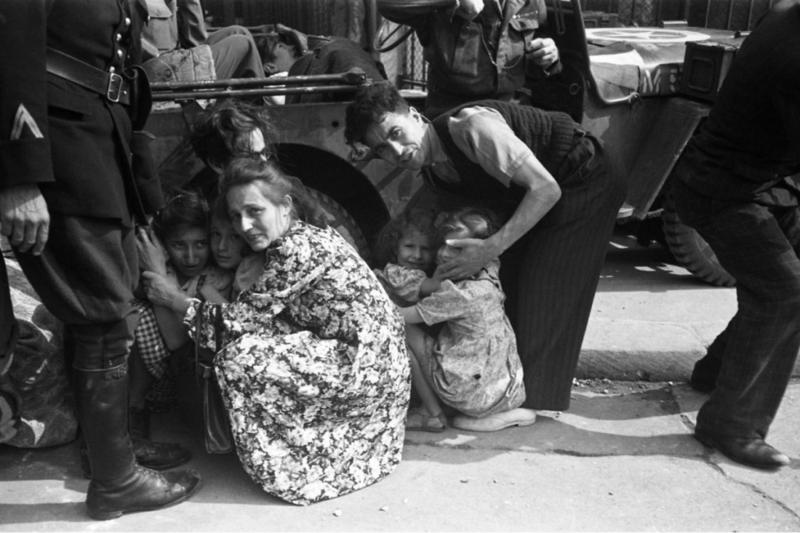 Una familia busca la seguridad de un Jeep junto a miembros de la Resistencia francesa y de tropas de la Francia libre que tratan de eliminar a un francotirador alemán durante la Liberación de París en agosto de 1944