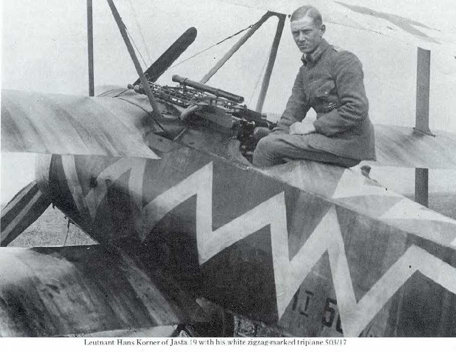 El teniente Hans Korner con su Fokker Dr.I 503 17 blanco con marcas en zigzag