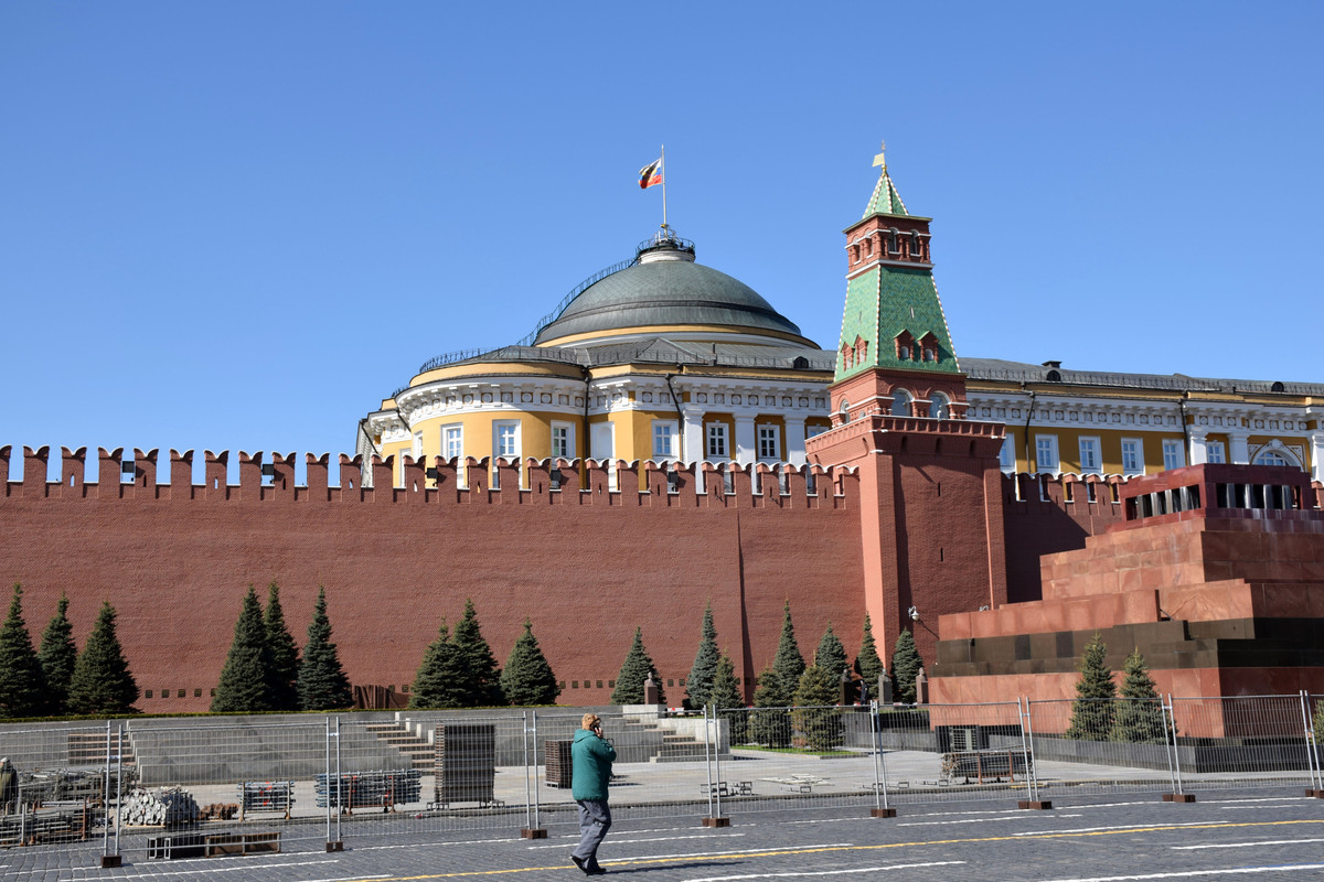 Москва окружена. Красная площадь достопримечательности памятники. Достопримечательности Москвы весной. Какие достопримечательности можно увидеть в Кремле. Какие достопримечательности можно увидеть в Кремле на красной.