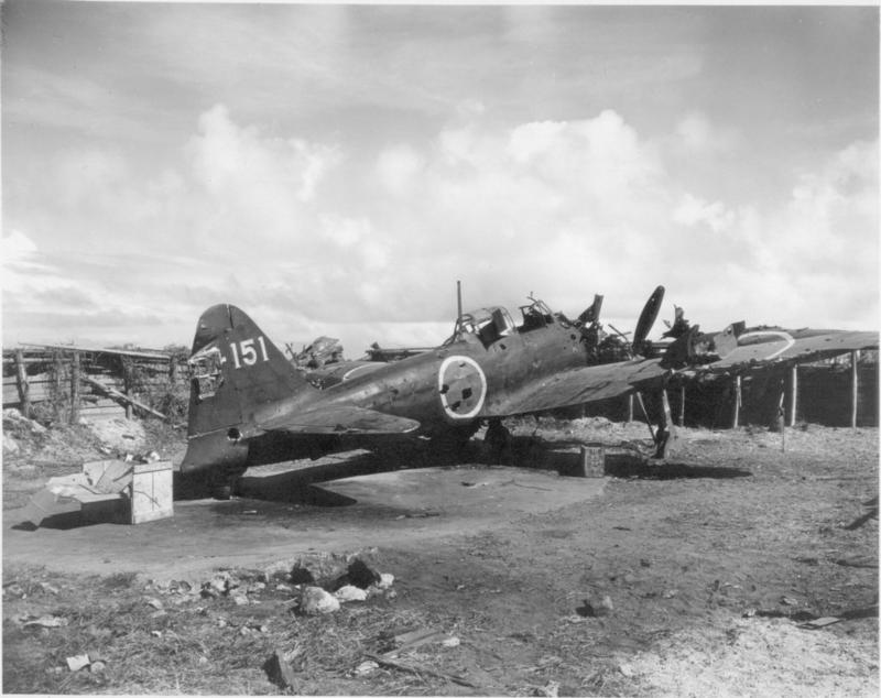 Daños producidos en Tarawa durante el ataque a la Isla de los Escuadrones embarcados en el USS Saratoga
