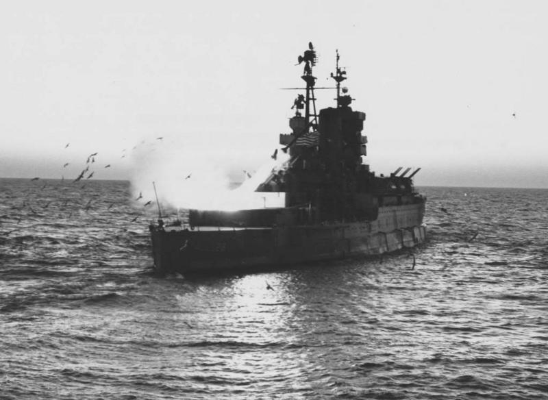 El USS Mississippi AG-128 disparando sus baterías de cohetes Terrier, el 28 de marzo de 1955