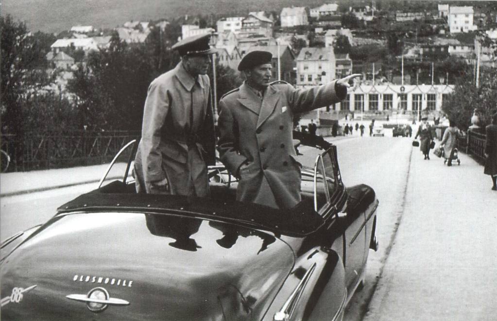 Inspección del comandante supremo de la OTAN en Europa, el mariscal de campo Bernard Law Montgomery y del general de división Arne Dagfin Dahl en Narvik el 5 de julio de 1951