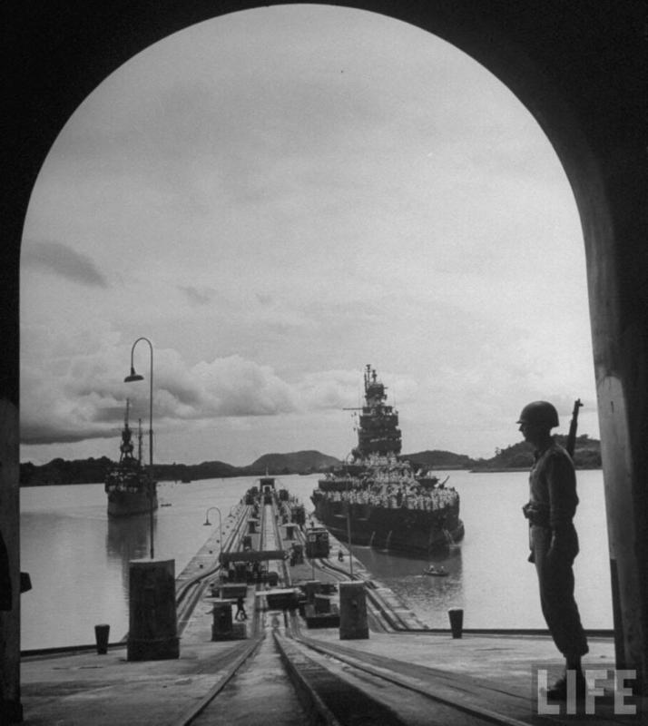 El USS Mississippi BB-41 en el Canal de Panamá, el 12 de octubre de 1945