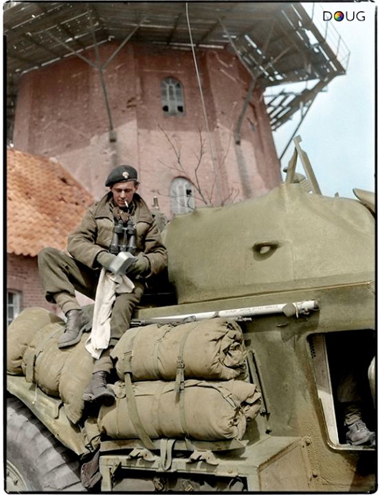 El Sargento I.F.Chase en su montura, el T17E1 Staghound, perteneciente al South Alberta Regiment, 4th Canadian Division, en Bad Zwischenahn, Alemania, el 29 de Abril de 1945