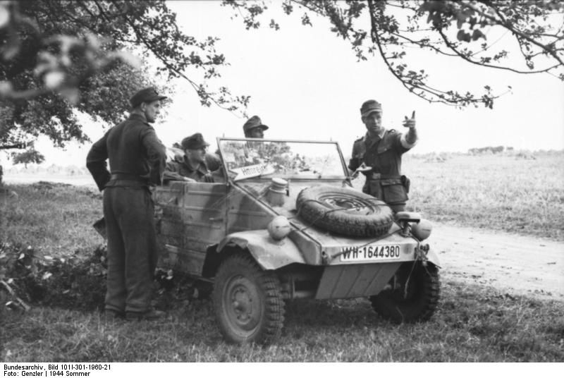 Norte de Francia, soldados alemanes junto a un VW Kubelwagen, 21 de Junio de 1944