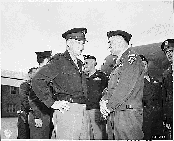 Eisenhower habla con el teniente general Lucius B. Clay en el aeropuerto de Gatow en Berlín