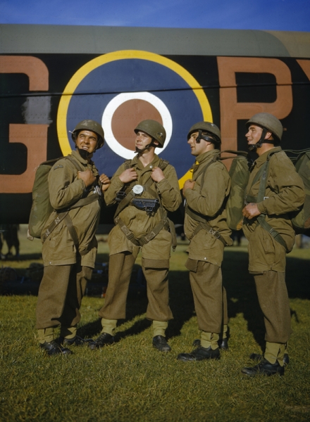 Hombres de la división aerotransportada junto  a un Armstrong Whitworth Whitley PX-G de la escuadrilla 295 de la Real Fuerza Aérea