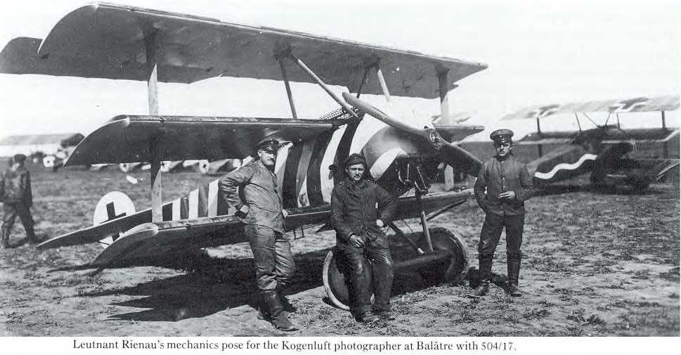 Los mecánicos del teniente Rienau posan para el fotógrafo de Ogenluft en Balatre con el Fokker Dr.I 504 17