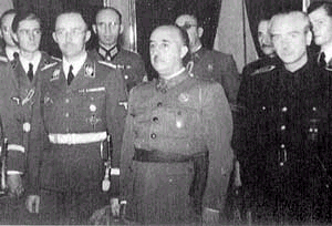 Franco y Himmler posan ante la cámara. Serrano Súñer, junto a Franco