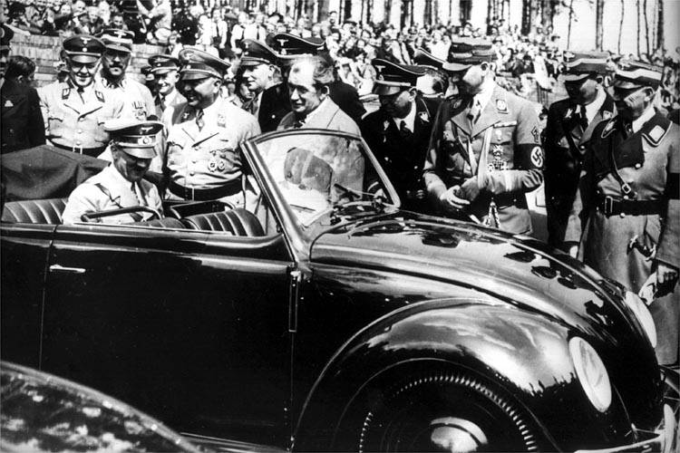 Hitler en de 1938 en la fábrica de Volkswagen en Wolfsburg, subido a un prototipo de Escarabajo