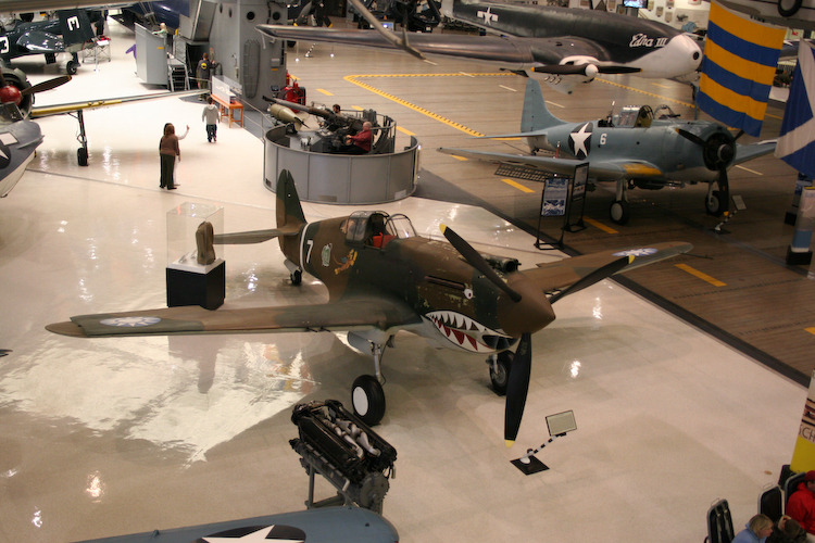 Curtiss P-40C Hawk con número de Serie 14737 AK255 se conserva en el National Museum Of Naval Aviation en Pensacola, Florida