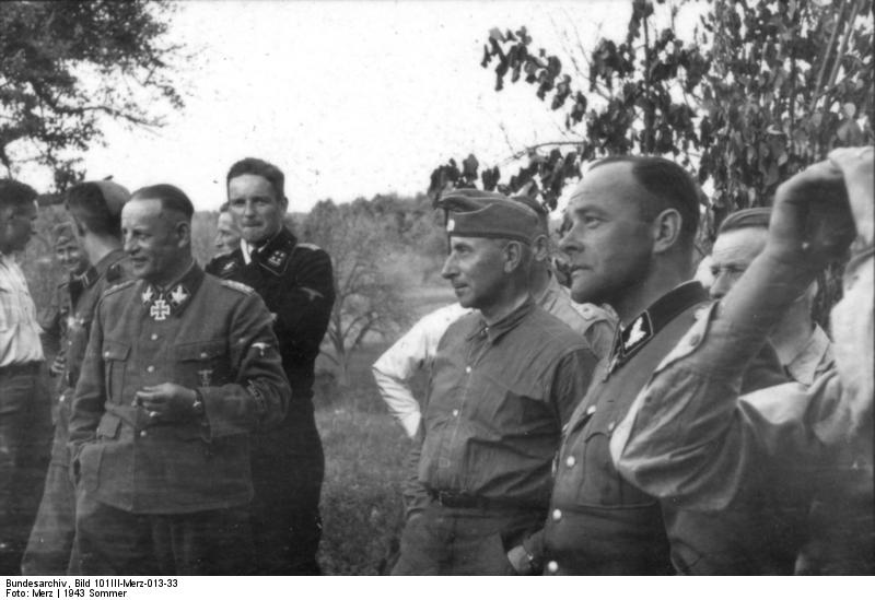 Obergruppenführer Walter Krüger, Obersturmbannführer Hans-Albin von Reitzenstein, Paul Hausser y el Oberführer Werner Ostendorff. 21 de junio de 1943