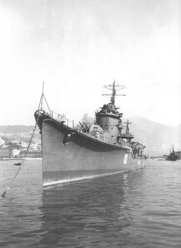 El Destructor IJN Fuyuzuki anclado en puerto en octubre de 1945