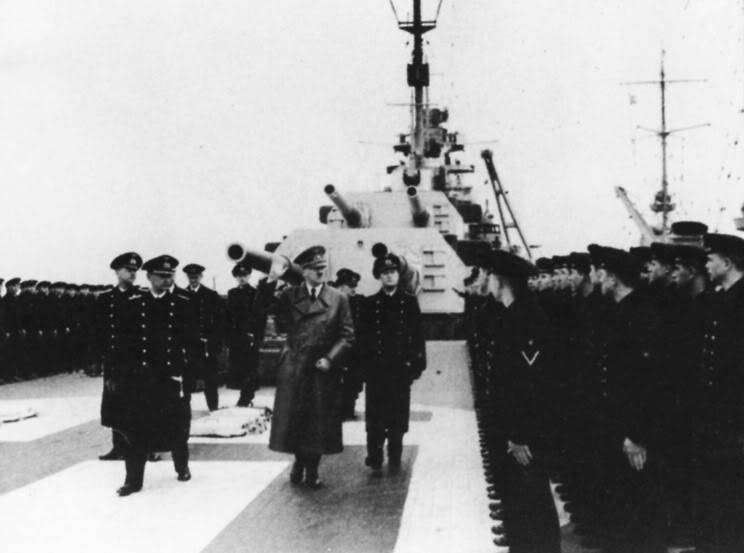 El 5 de mayo 1940, Adolf Hitler inspecciona el DKM Bismarck en Gotenhafen, Gdynia, Polonia