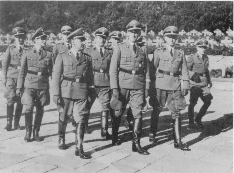 Desde la izquierda Hermann Kluckhohn, SS-Sturmbannführer Walther Schellenberg, SS-Brigadeführer Heinrich Müller y R. Heydrich
