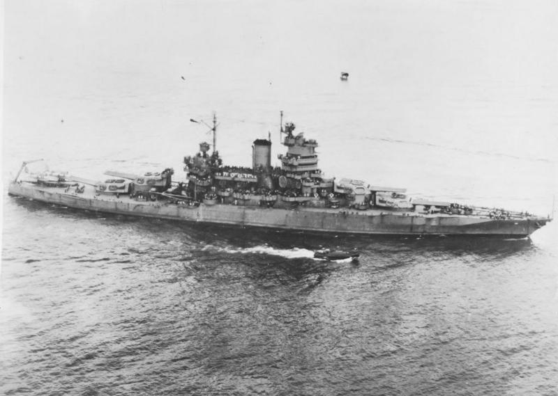 El USS New Mexico BB-40, en aguas de Pearl Harbor en diciembre de 1942