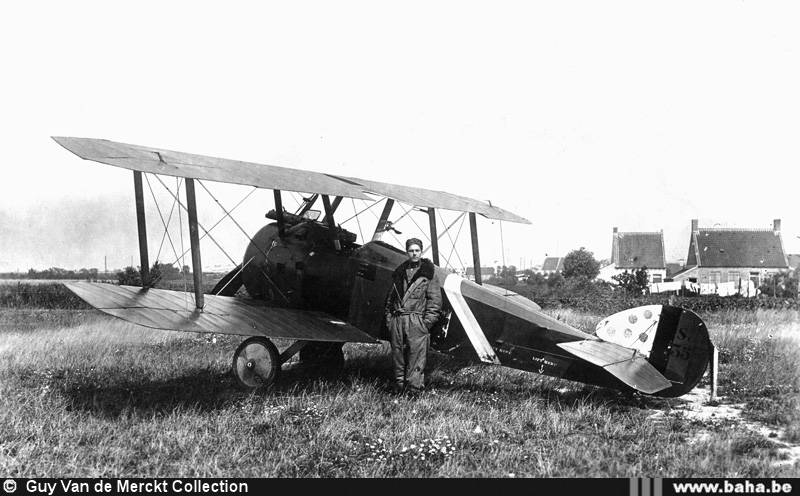 El Piloto Ernest Mantel frente a Sopwith Camel al final de la Primera Guerra Mundial