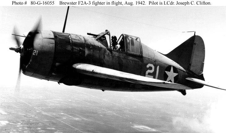 Brewster F2A-3 en vuelo, agosto de 1942. El piloto es el Comandante Joseph C. Clifton