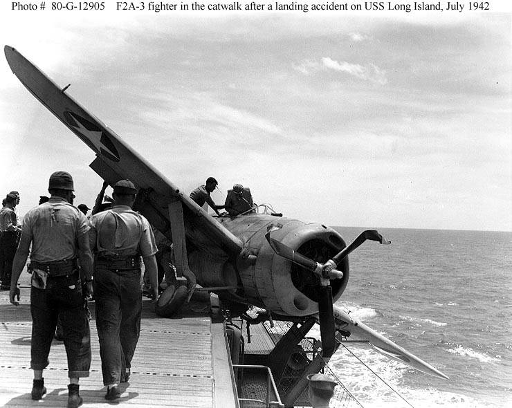 Un F2A-3 en la pista del USS Long Island después de sufrir un accidente al aterrizar, julio de 1942