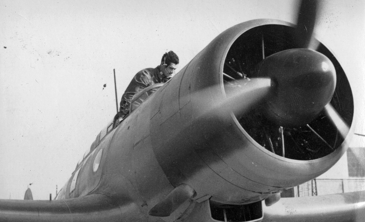 Primer plano de un Heinkel He-70K húngaro