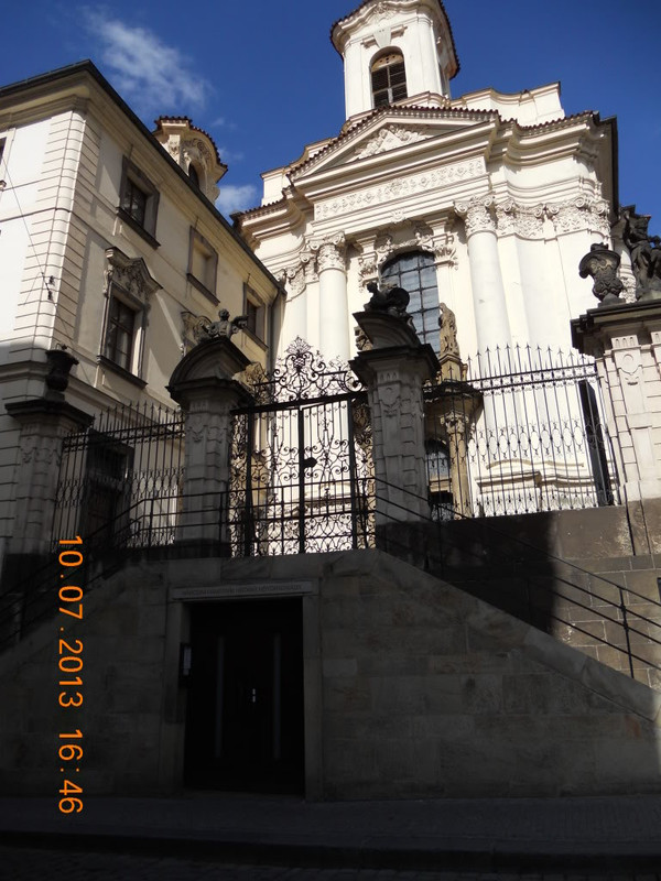 Diferentes vistas de la entrada a la Catacumbas y al Patio de la Iglesia
