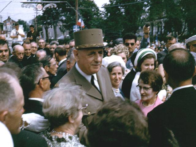 Charles De Gaulle rodeado de seguidores