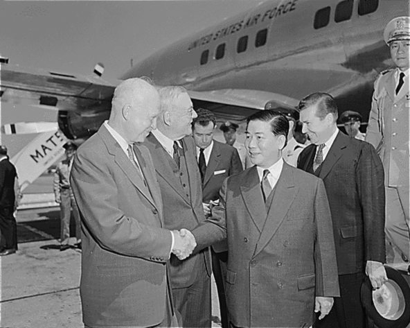 Eisenhower y el secretario de Estado John Foster Dulles reciben a Ngo Dinh Diem, presidente de Vietnam del Sur