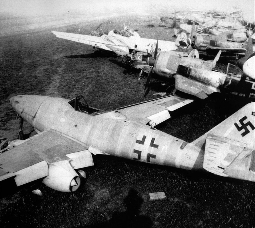 Messerschmitt Me 262 abandonado en un cementerio de aeródromo alemán, 1945