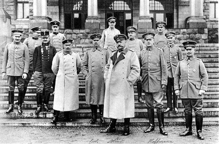El estado mayor del 8º ejército en 1914. En el centro, el general von Hindenburg, a su derecha el general Ludendorff, a su izquierda el coronel Hoffmann