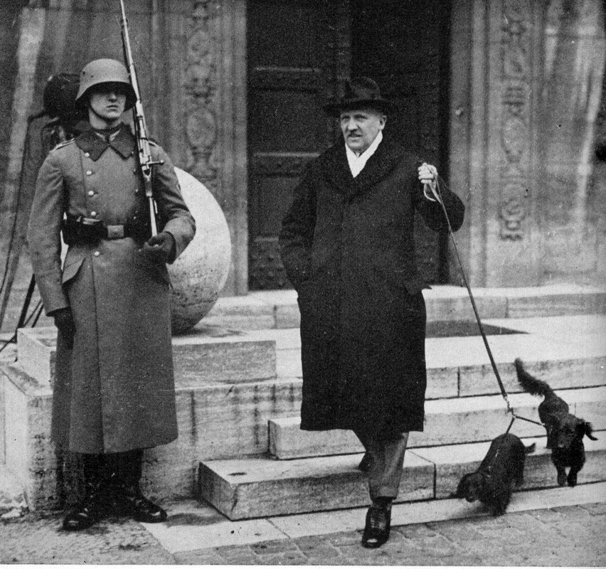 El Derrotado Schleicher, el último Canciller de la República, abandona la residencia oficial para dar paso a Hitler
