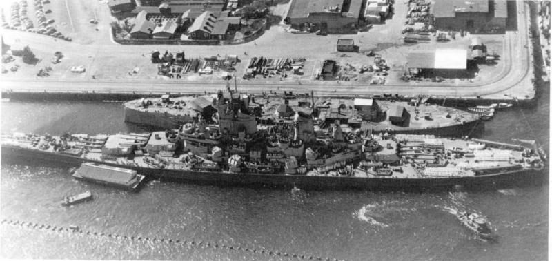 El USS Wisconsin BB-64 junto con el USS Oklahoma BB-37 en Pearl Harbor el 11 de noviembre de 1944
