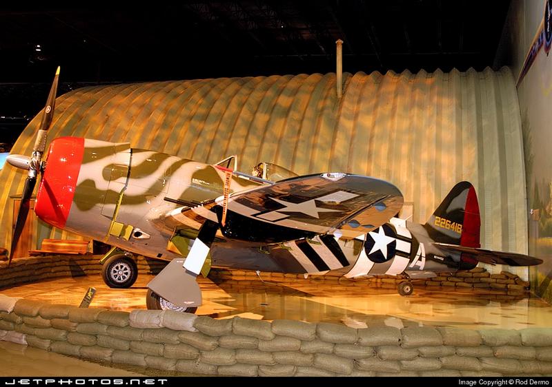 Republic P-47D Thunderbolt con número de Serie 45-49181 conservado en el Kalamazoo Aviation History Museum en Kalamazoo, Michigan