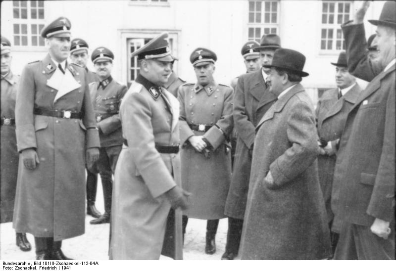 Austria, Viena. En el patio de la Escuela Técnica del Führer, Ernst Kaltenbrunner, tercero desde la derecha Ferdinand Porsche, 1941 Austria, Viena. En el patio de la Escuela Técnica del Führer, Ernst Kaltenbrunner, tercero desde la derecha Ferdinand Porsche, 1941