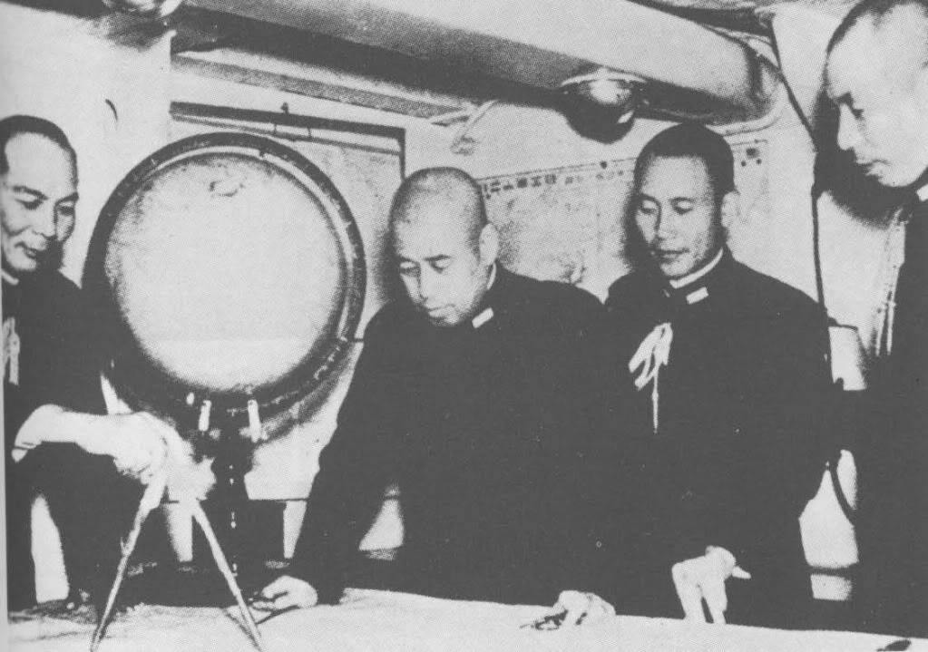 Yamamoto, centro, Ugaki, izquierda y oficiales a bordo del Nagato a principios de 1940