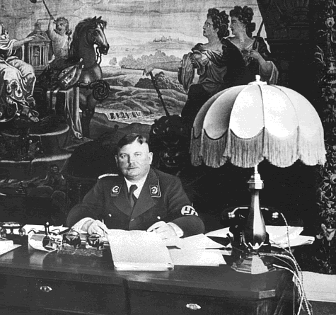Ernst Röhm fotografiado en su despacho