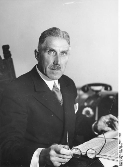 Franz von Papen en su despacho en 1933