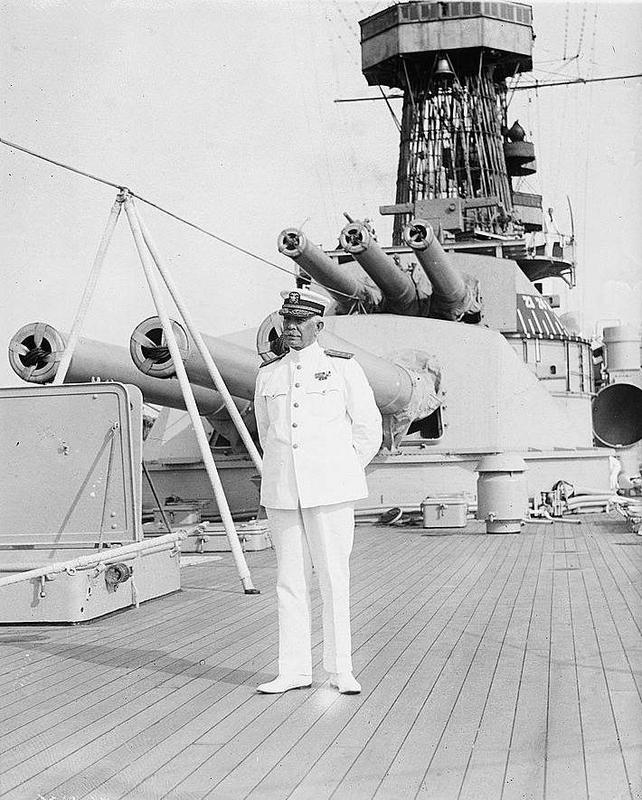 Hilary P. Jones, Comandante en Jefe de la Flota de los Estados Unidos en la cubierta del USS Pennsylvania BB-38 el 23 de junio de 1921