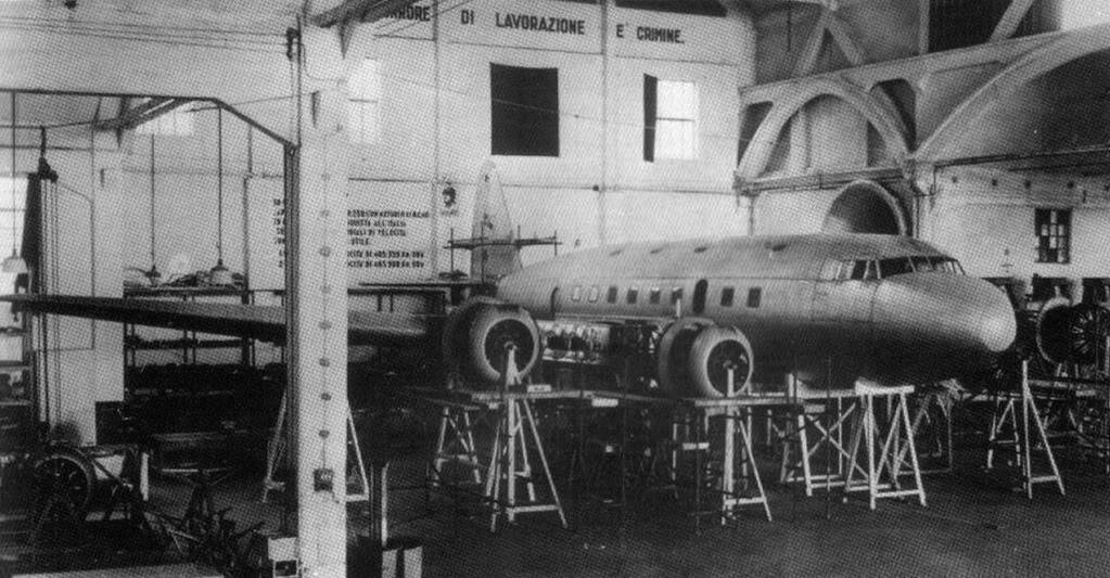 Piaggio P.108 en el hangar para una revisión de mantenimiento