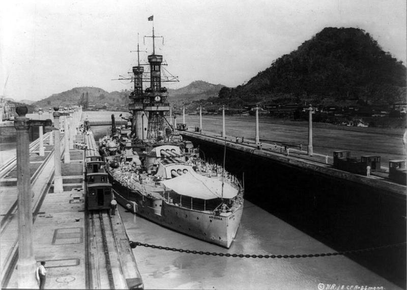 El USS Arizona atravesando el Canal de Panamá en enero de 1921