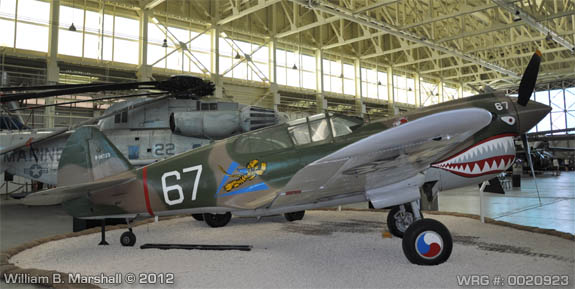 Curtiss P-40E Kittyhawk IA con número de Serie 18723 AK979 N40FT se conserva en el San Diego Aerospace Museum de San Diego, California